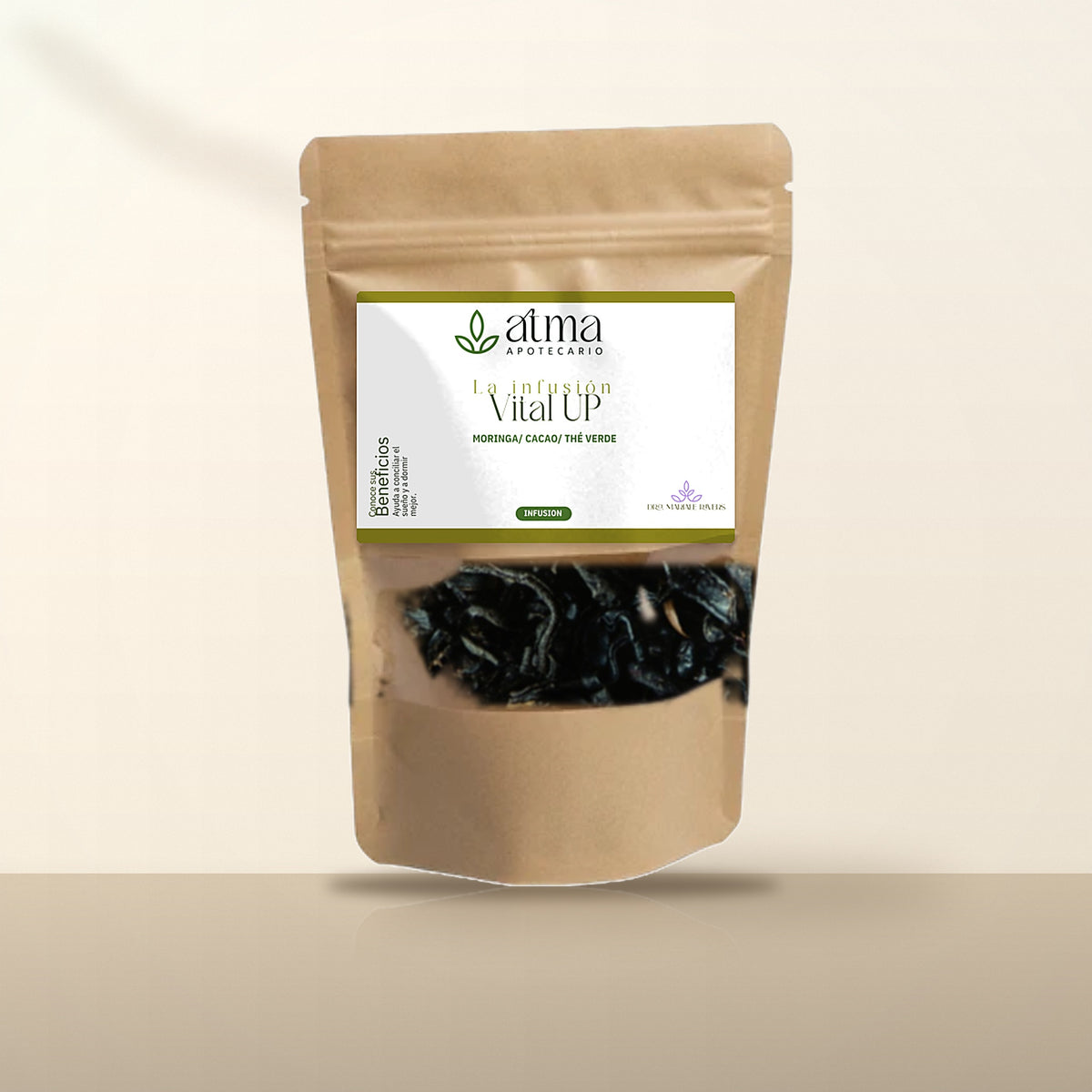 Infusión Vital UP de ATMA Apotecario en bolsa kraft con ventana, hierbas a la vista — moringa, cacao y té verde